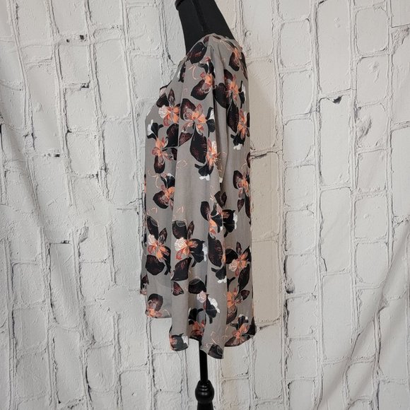 Daisy Fuentes Gray Floral Long Bell Sleeve Chiffon Top Back Button Closure M - Picture 4 of 8